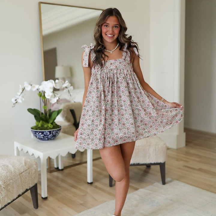Kurzes Trägerkleid mit Blumenmuster | Mini